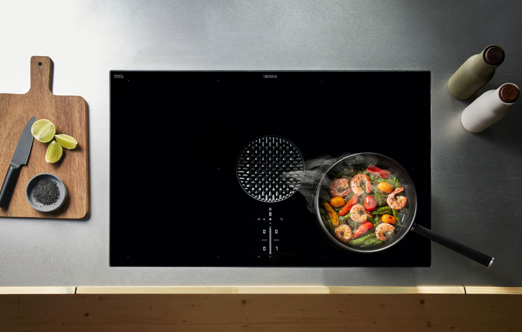 Placa con extractor integrado en cocina moderna