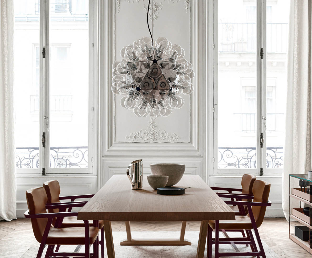 Diseño minimalista de iluminación suspendida en cocina