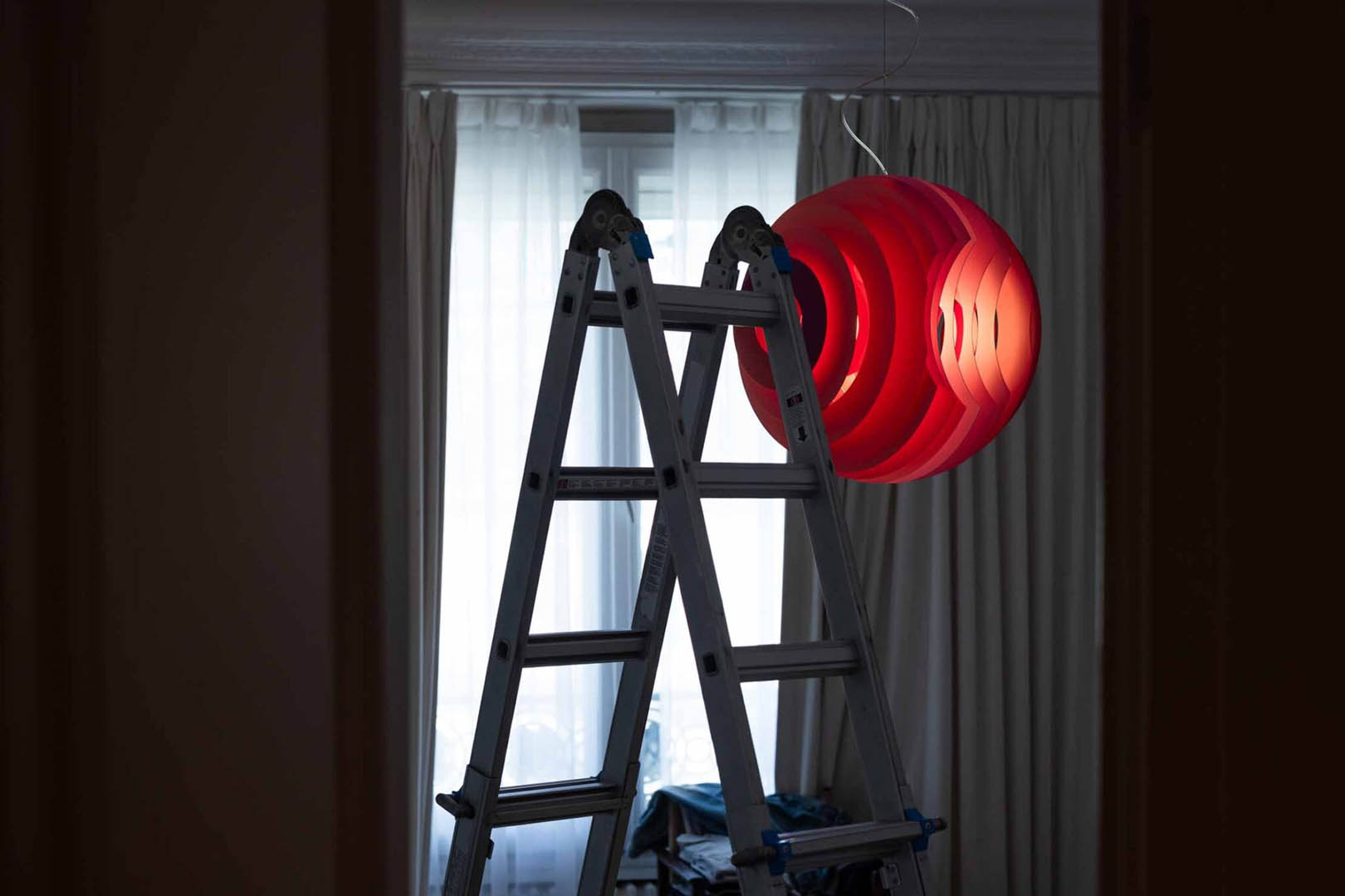 Lámpara de suspensión en cocina abierta estilo contemporáneo