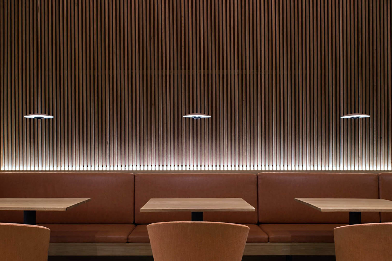 Iluminación equilibrada funcional con lámparas de suspensión