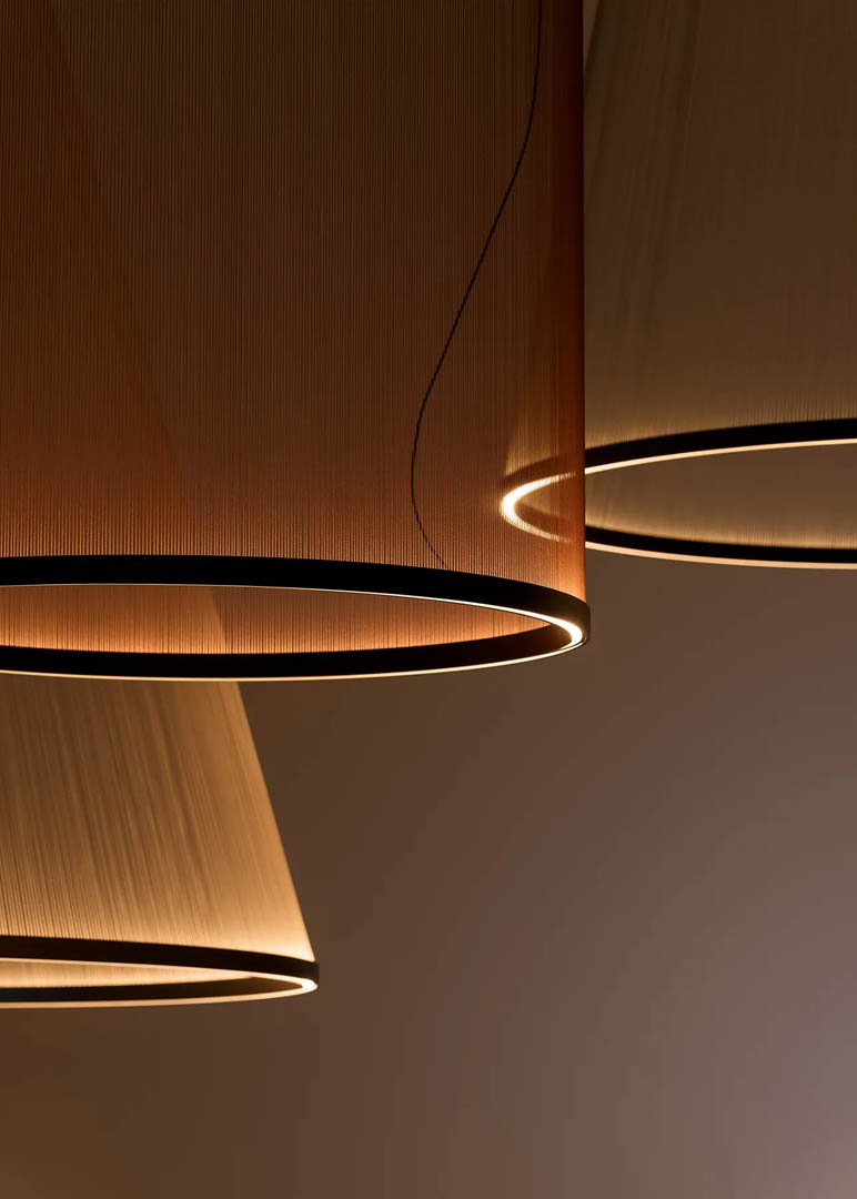 Luminaria de suspensión en acero lacado premium