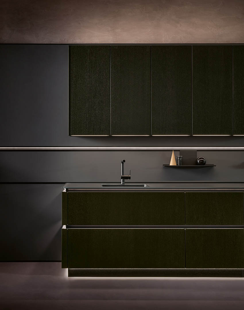 Cocina next125 iluminación zócalo LumiQ línea luz continua tonos verde oliva