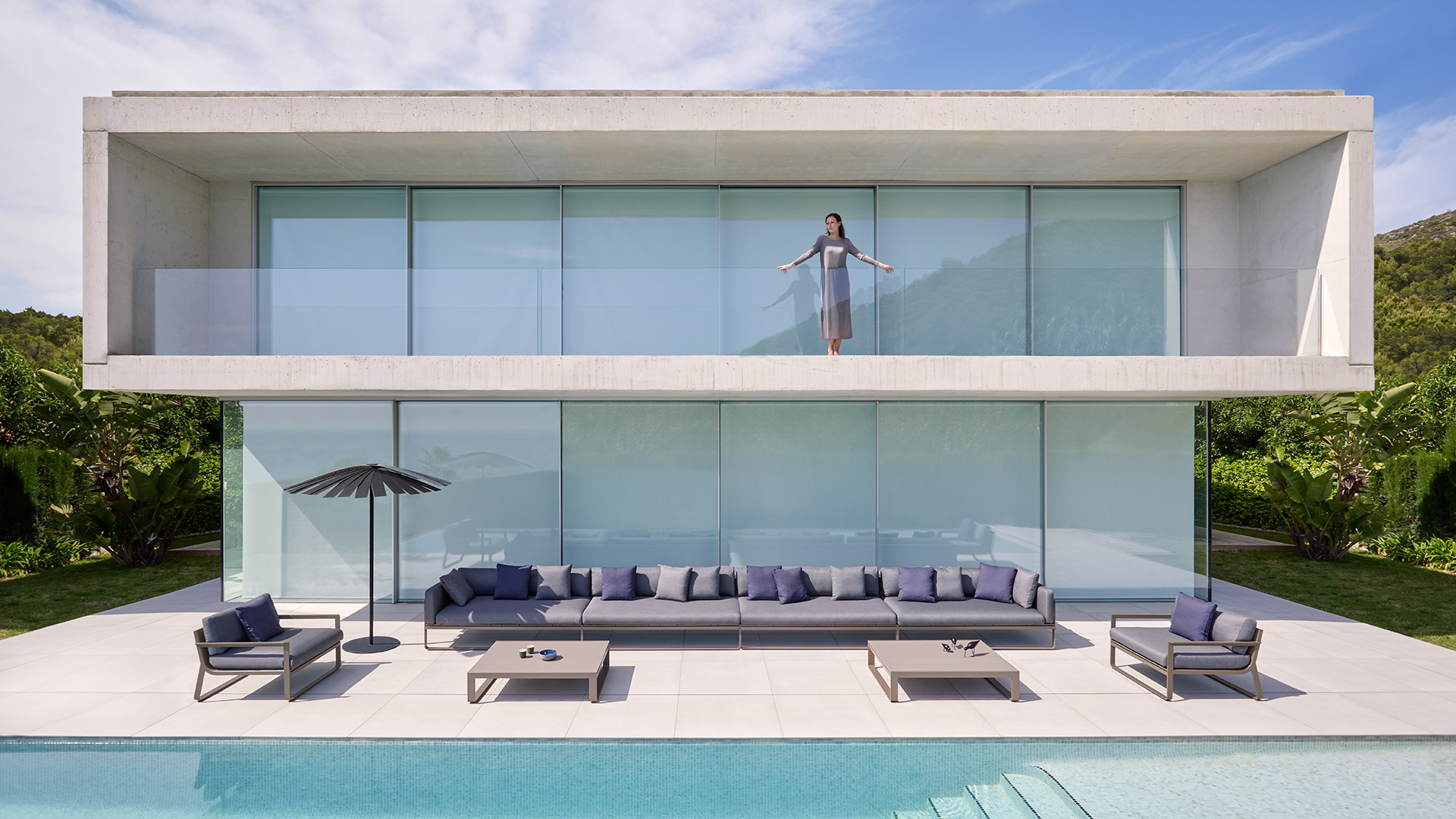 Villa contemporánea piscina GANDIABLASCO Flat sofá modular sombrilla extensión vivienda exterior Costa del Sol