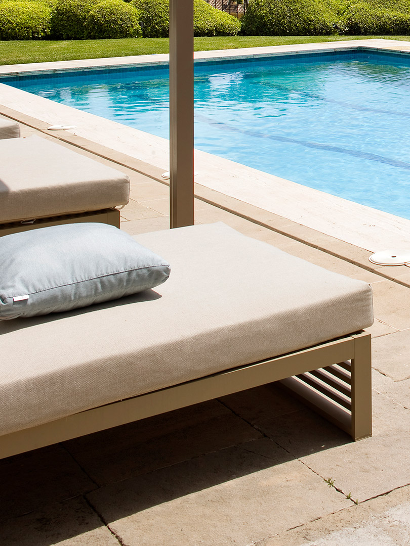 Tumbona Flat GANDIABLASCO tejido técnico exterior cojín textura aluminio piscina jardín