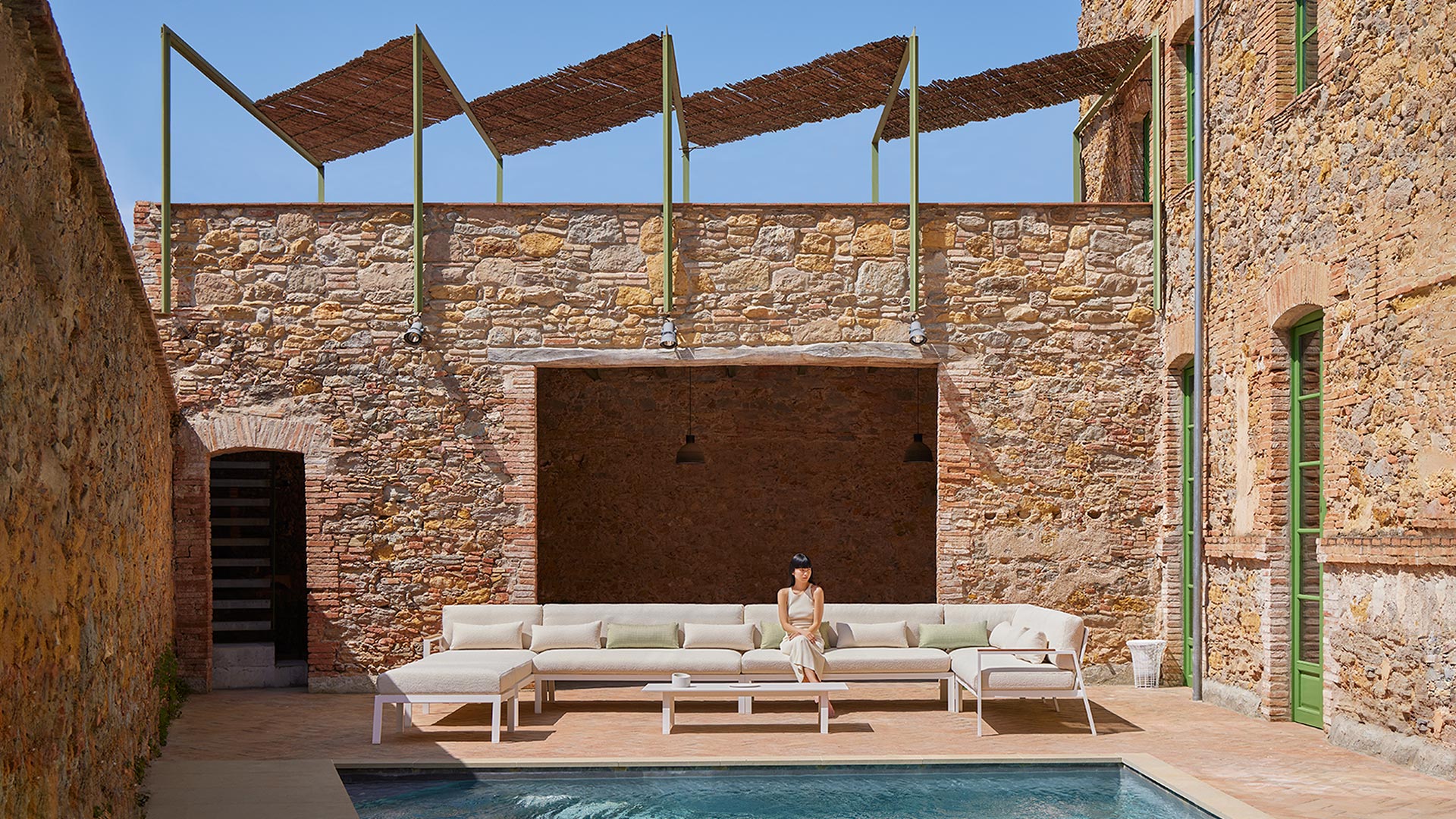 Colección Timeless GANDIABLASCO sofá patio piedra pérgola exterior diseño atemporal Costa del Sol
