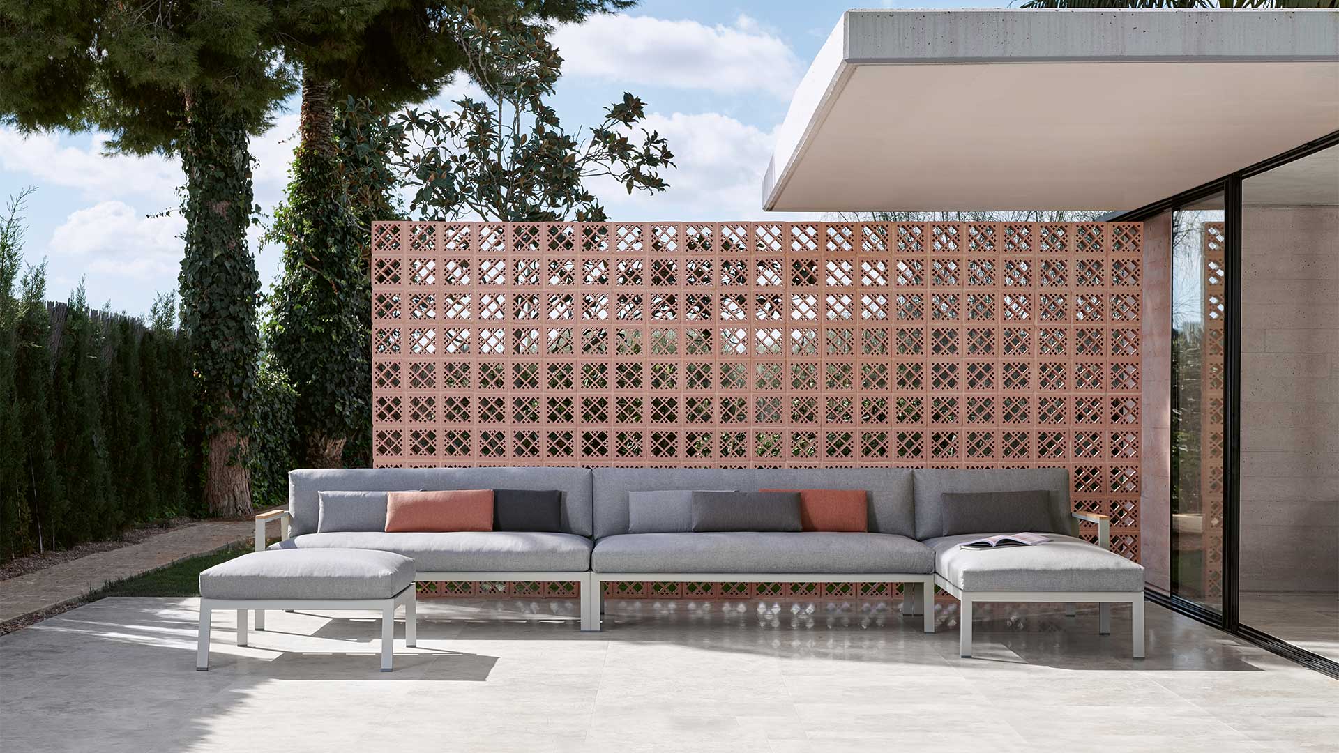 Sofá modular Timeless GANDIABLASCO terraza exterior celosía cerámica zona lounge contemporánea