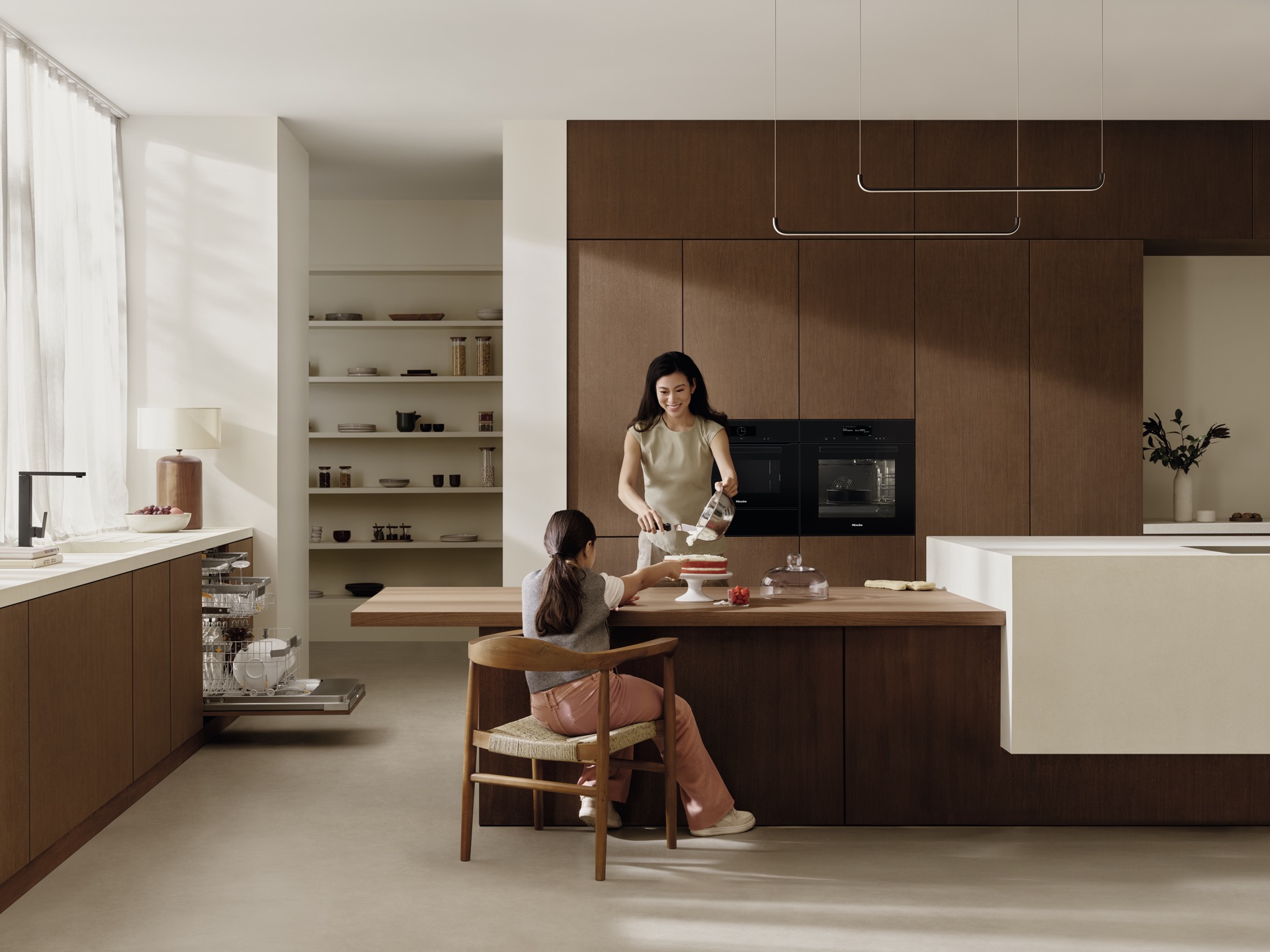 Electrodomésticos Miele para cocina y hogar en Málaga: cocina de madera de nogal con hornos integrados y lavavajillas Miele
