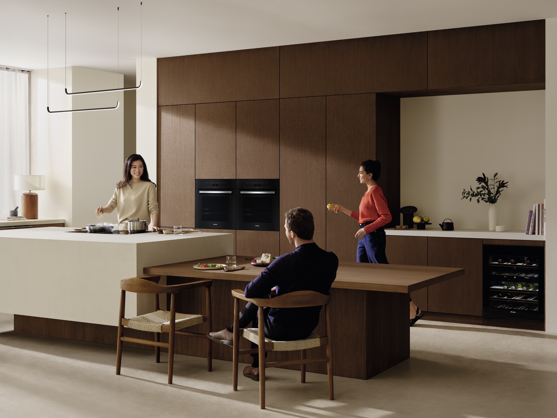 Cocina Miele nogal con hornos vinoteca tres personas sobremesa proyecto interiorismo Málaga