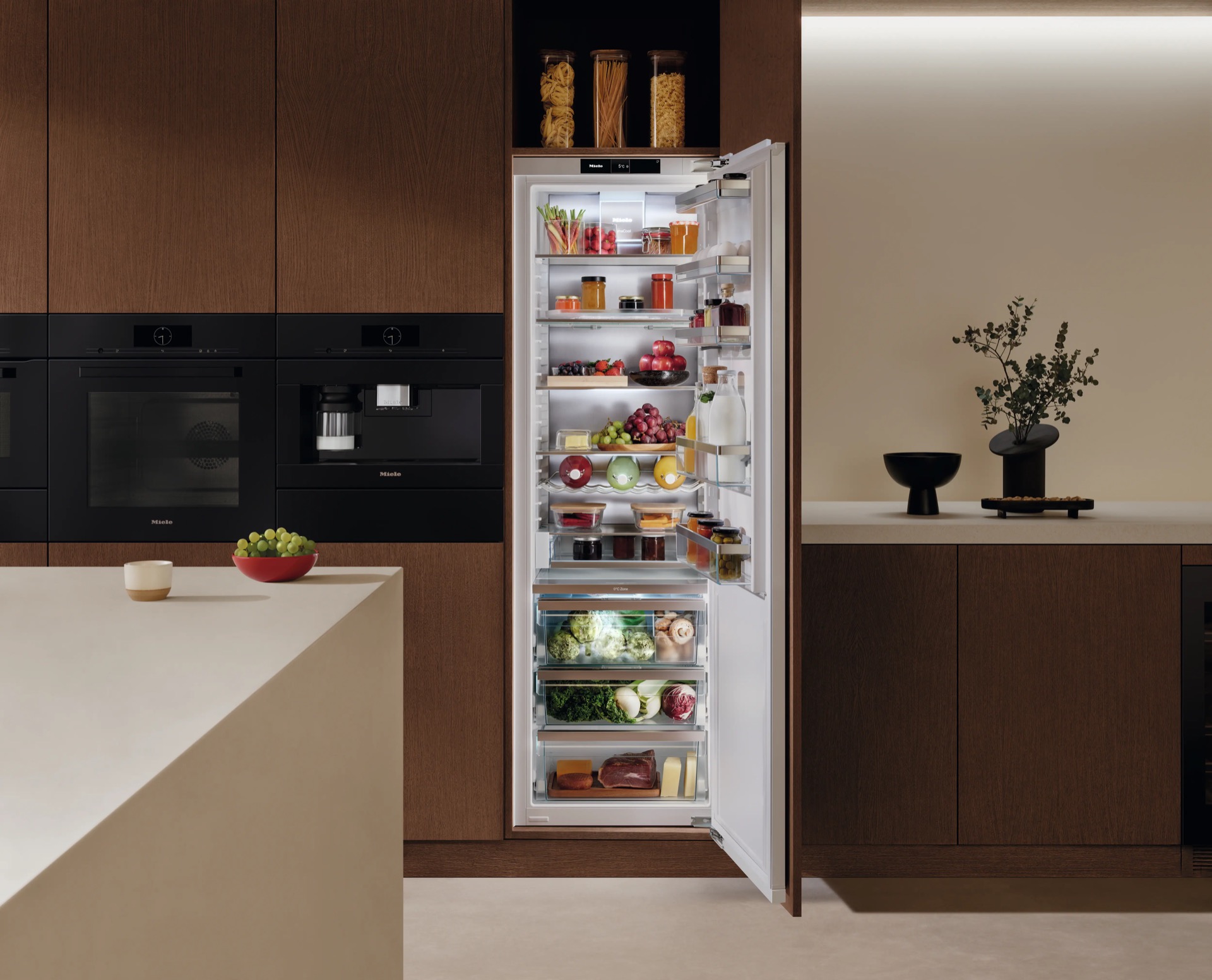 Frigorífico integrado columna Miele máquina café horno cocina madera nogal proyecto premium