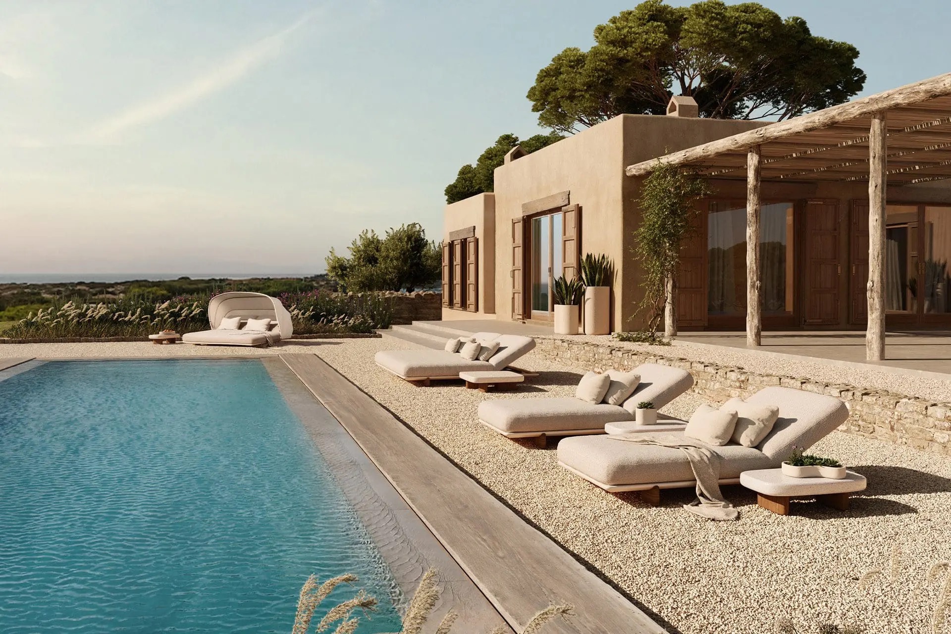 Mobiliario exterior Vondom para terrazas y jardines en Málaga: tumbonas Milos junto a la piscina de una villa mediterránea