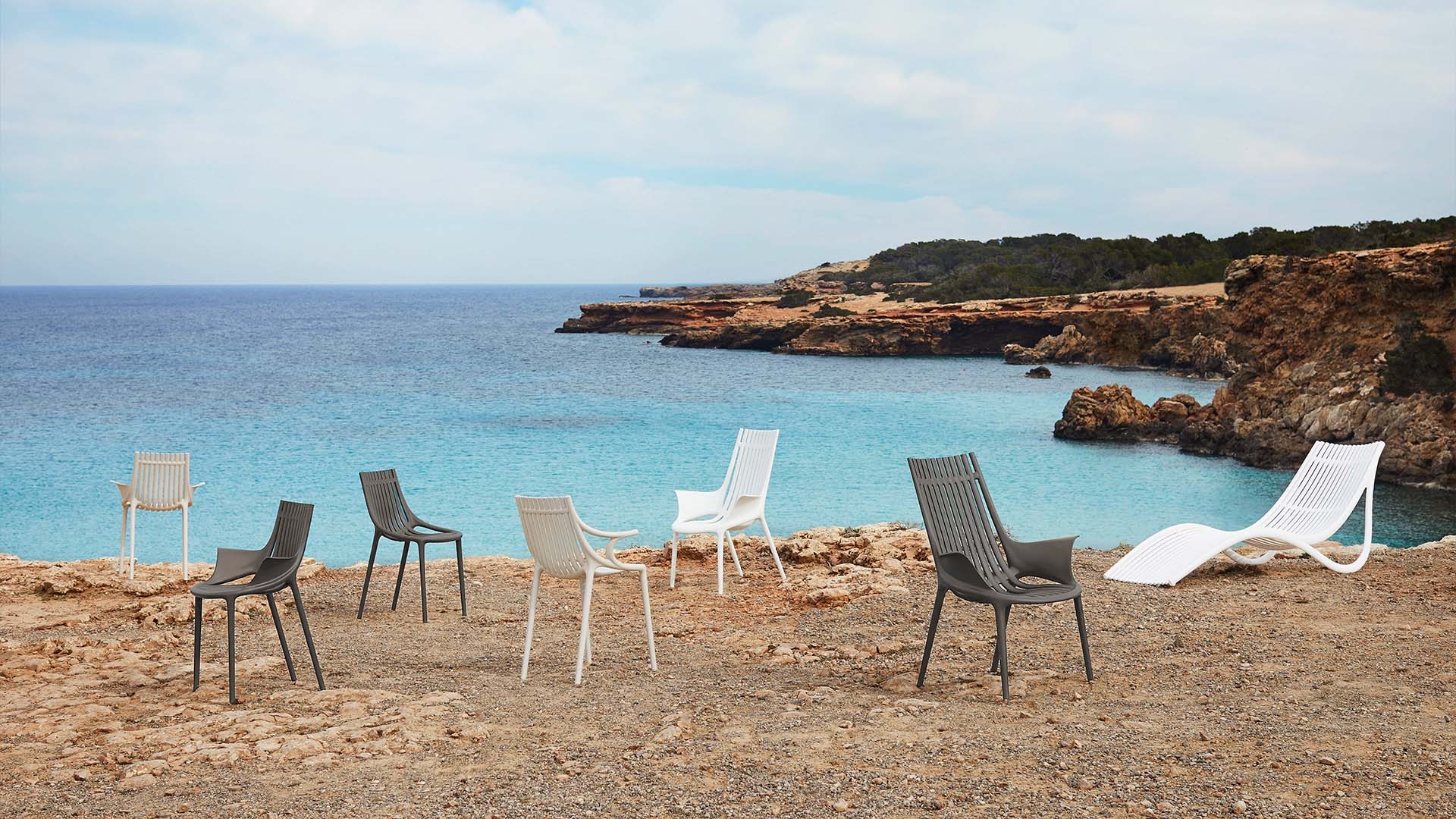 Sillas Vondom Ibiza junto al mar turquesa diseño ligero Eugeni Quitllet Costa del Sol