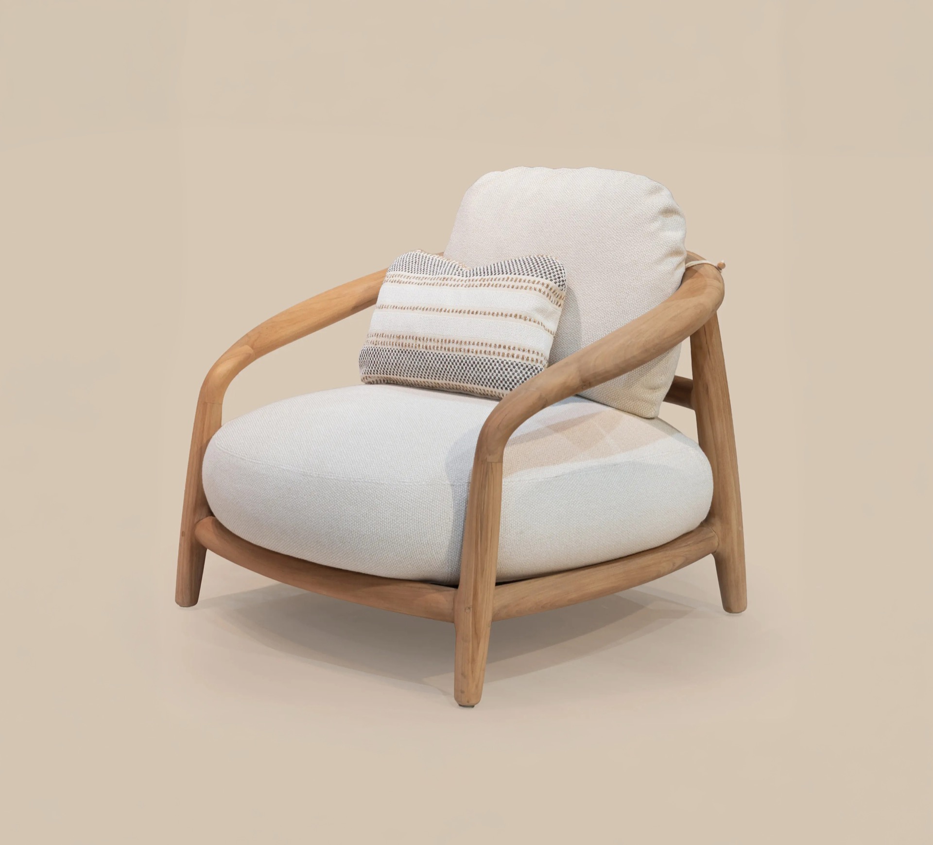 Sillón Vondom Fusta madera maciza de teca cojines claros acabado natural cálido