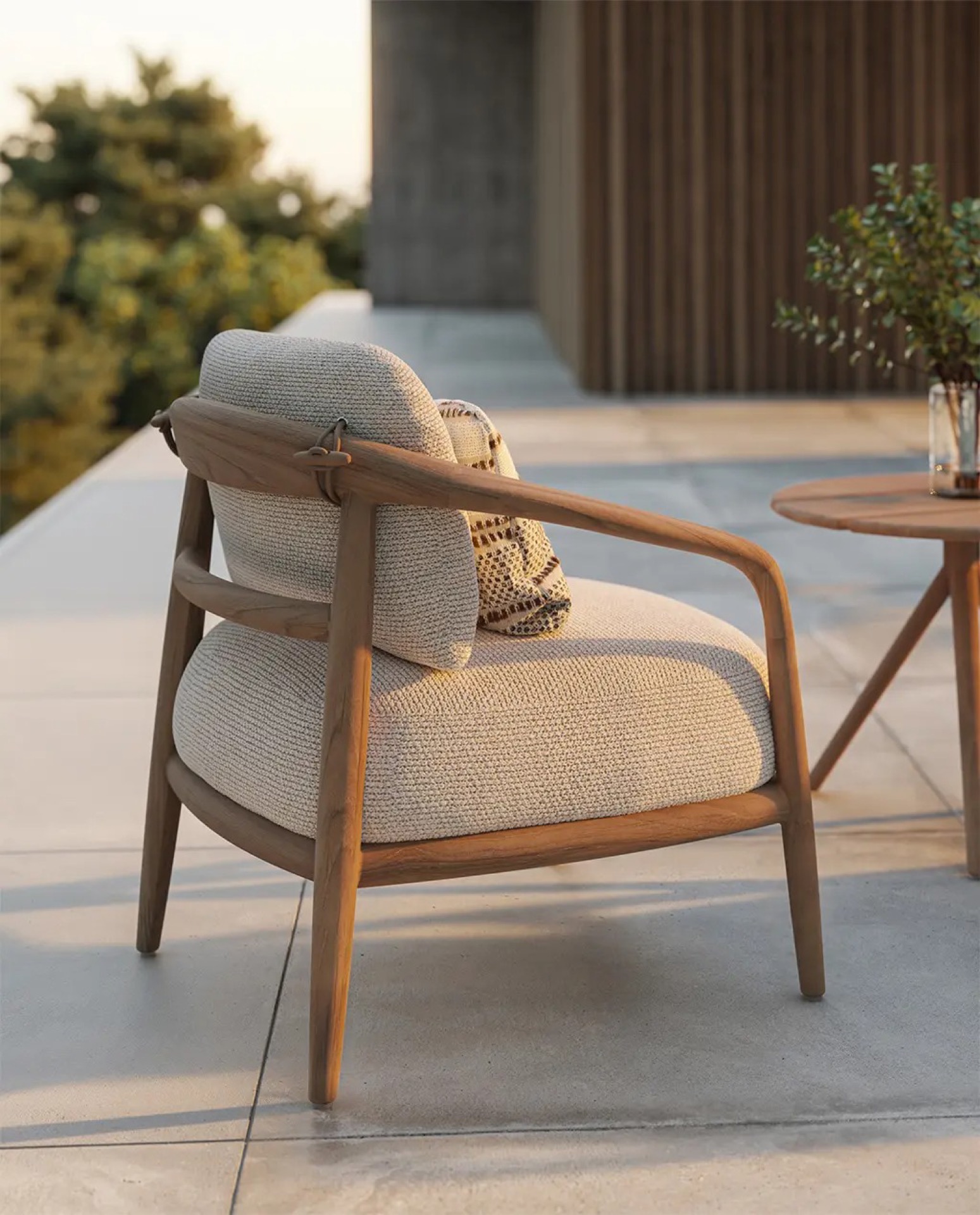 Sillas y mesa auxiliar Vondom Fusta en madera de teca terraza líneas envolventes cálidas