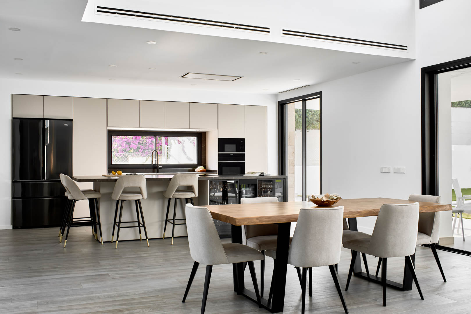 Cocina con isla en tonos neutros