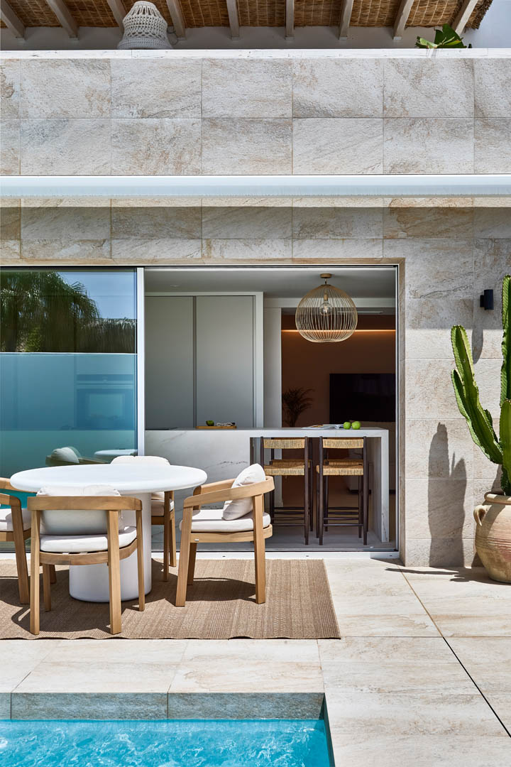 Conexión interior con terraza y piscina