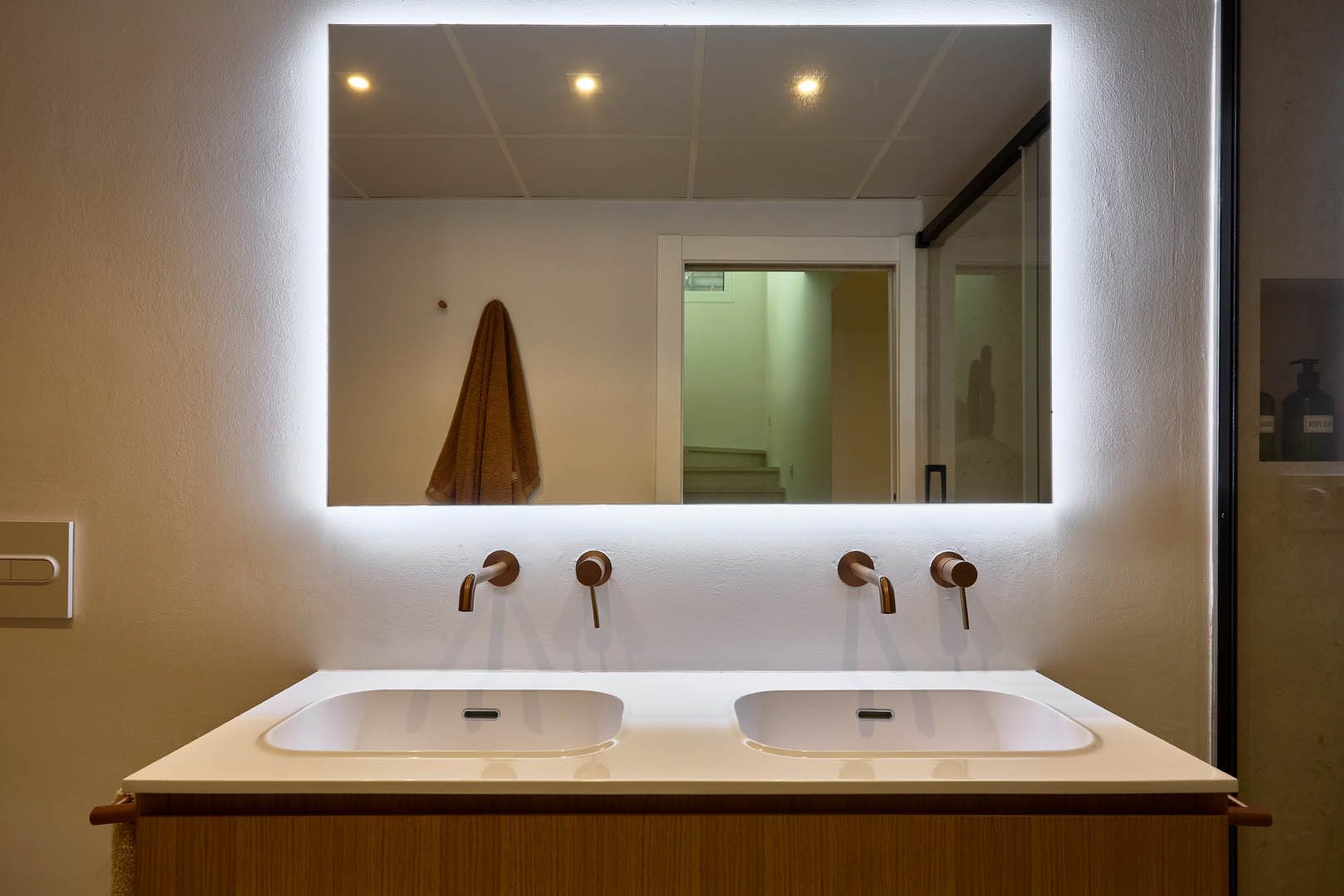 Materiales naturales en baños contemporáneos